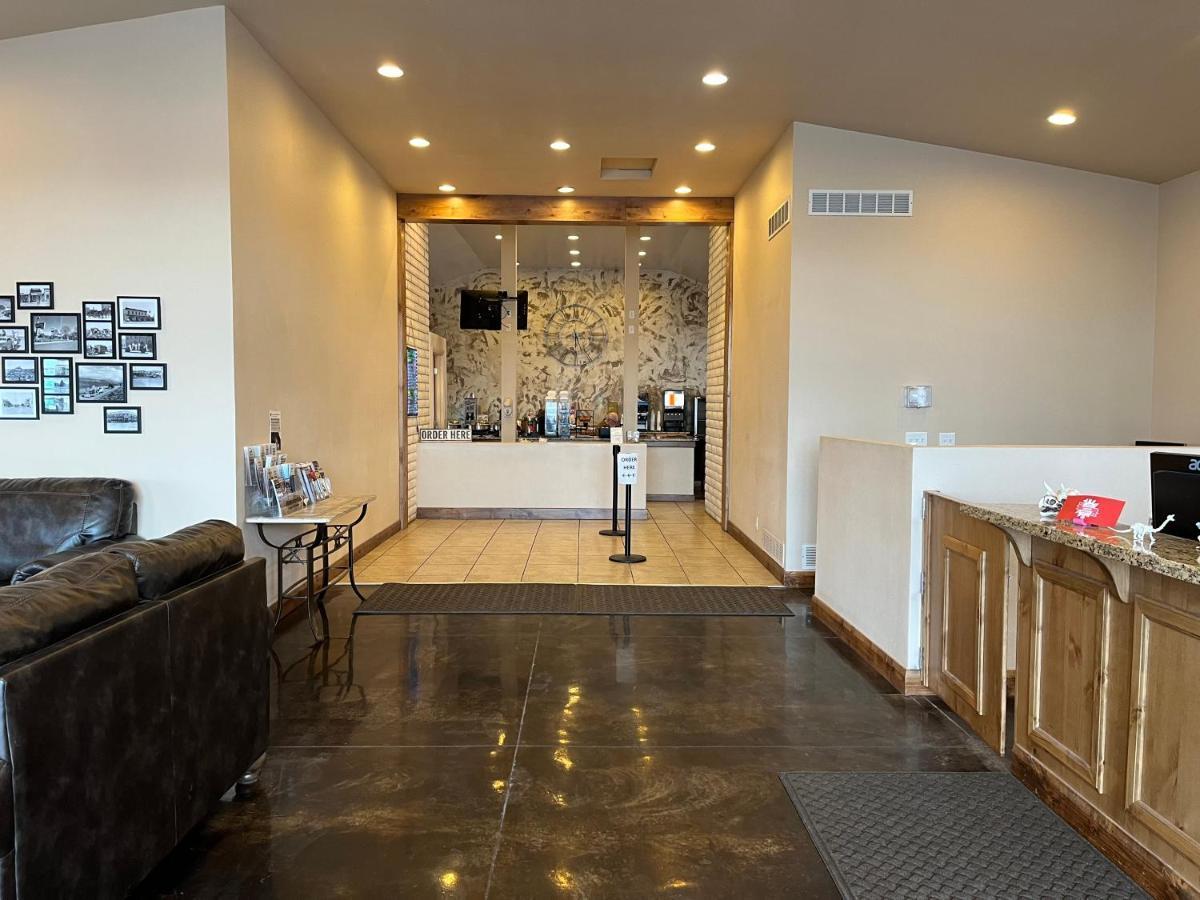 ורנל Dinosaur Inn & Suites מראה חיצוני תמונה