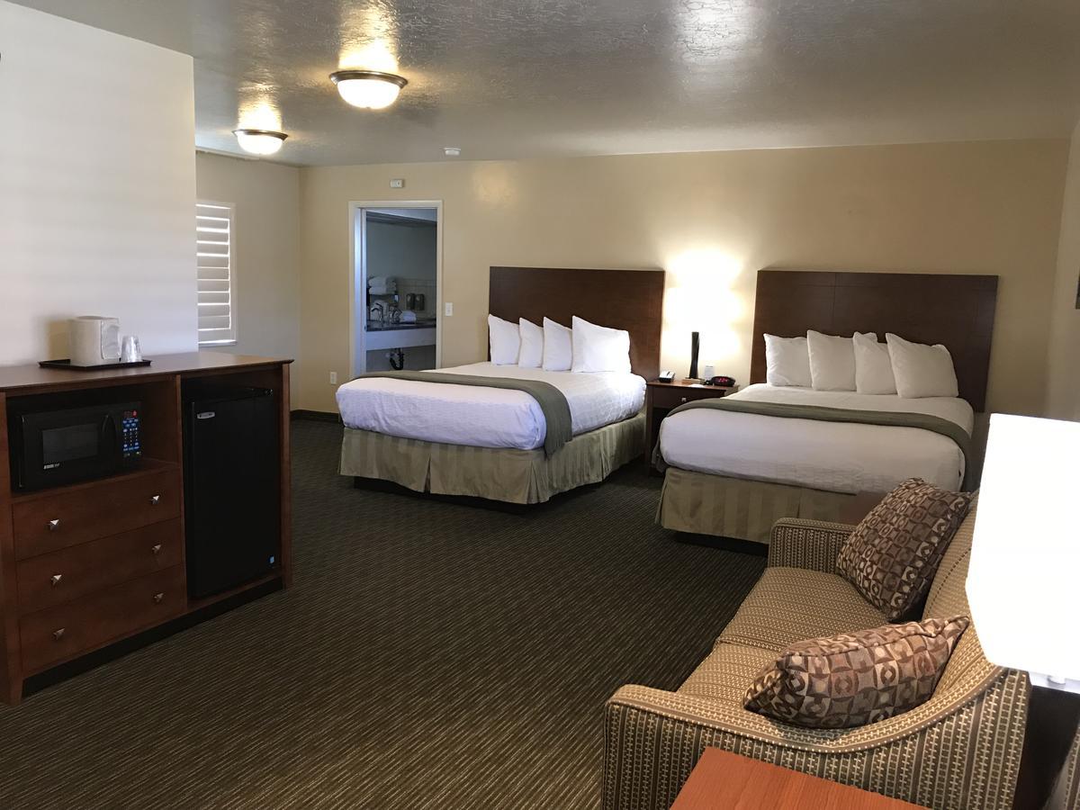 ורנל Dinosaur Inn & Suites מראה חיצוני תמונה
