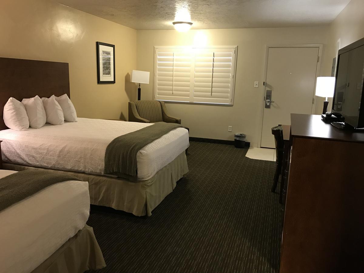 ורנל Dinosaur Inn & Suites מראה חיצוני תמונה
