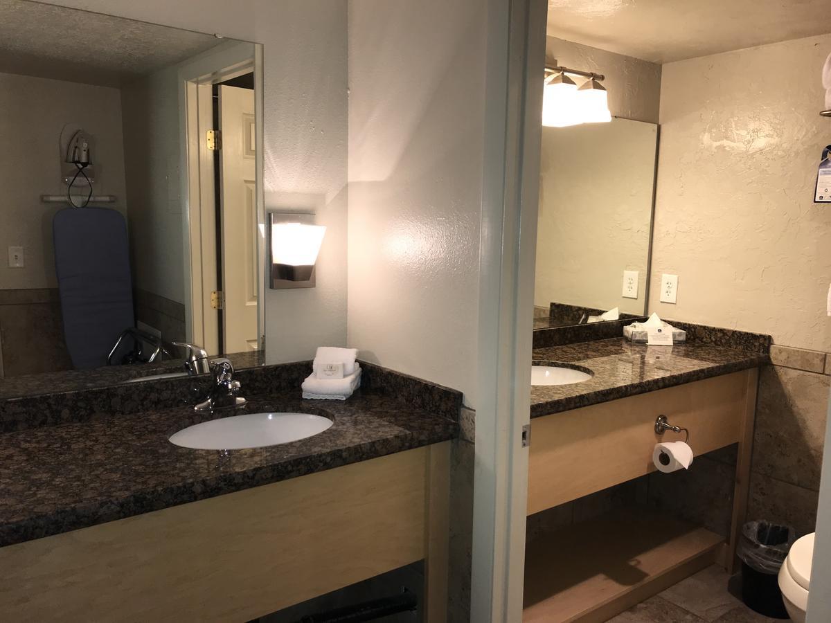 ורנל Dinosaur Inn & Suites מראה חיצוני תמונה