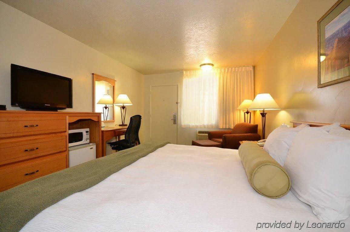 ורנל Dinosaur Inn & Suites מראה חיצוני תמונה