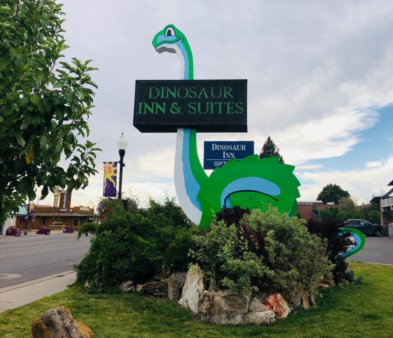 ורנל Dinosaur Inn & Suites מראה חיצוני תמונה